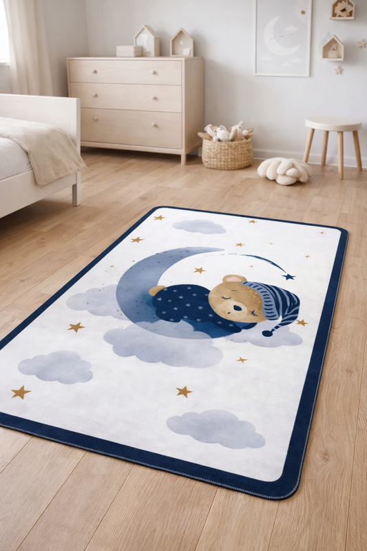 Килим за детска стая в бяло и синьо - СПЯЩО МЕЧЕ