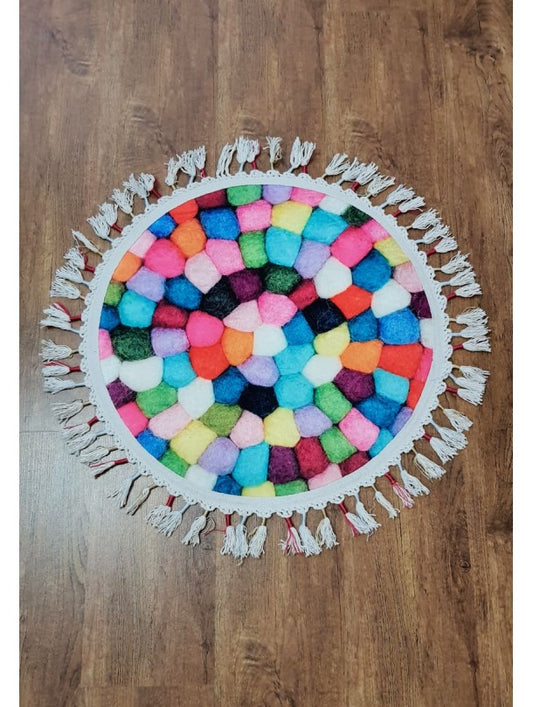 Килим в кръгла форма с цветен дизайн