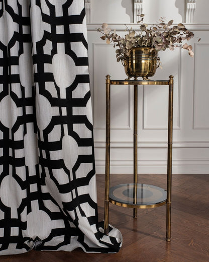 Пердета с големи фигури в сиво и черно