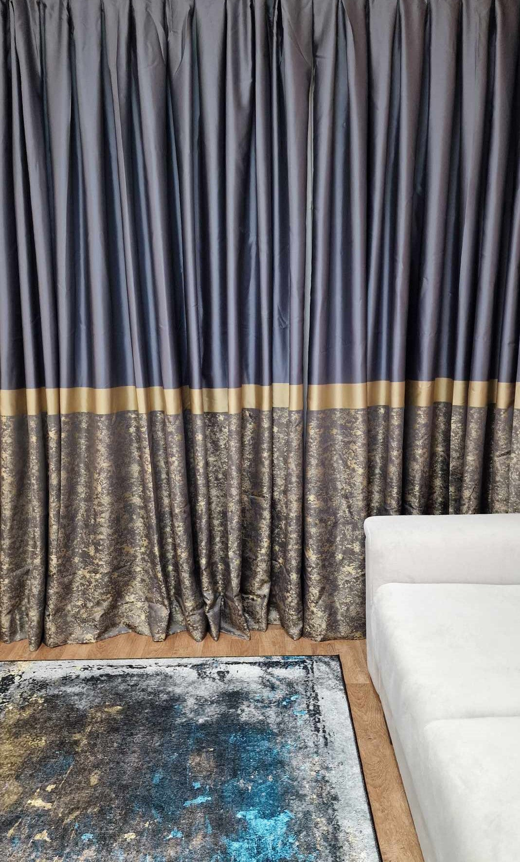 Готови сатенени завеси със сива основа със син оттенък и златисти акценти