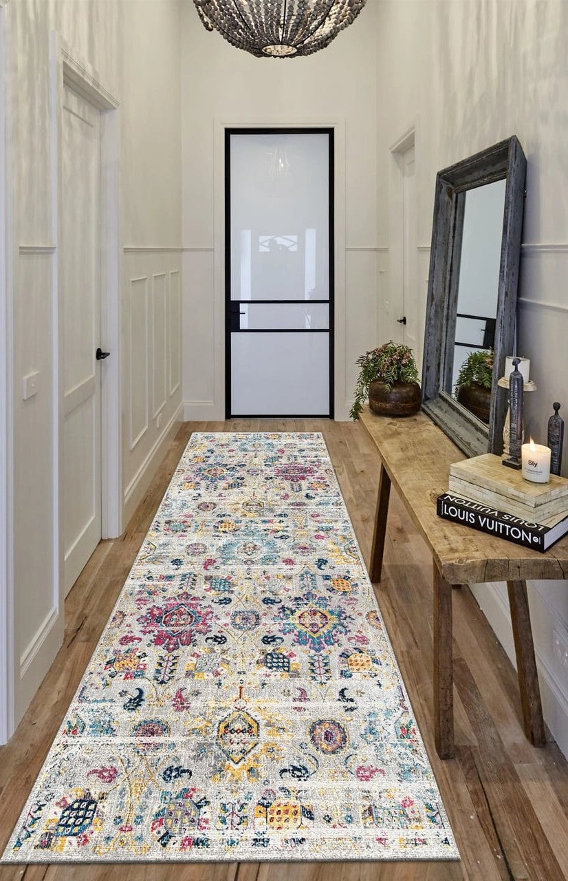 Килим с класически флорални мотиви с многоцветни акценти