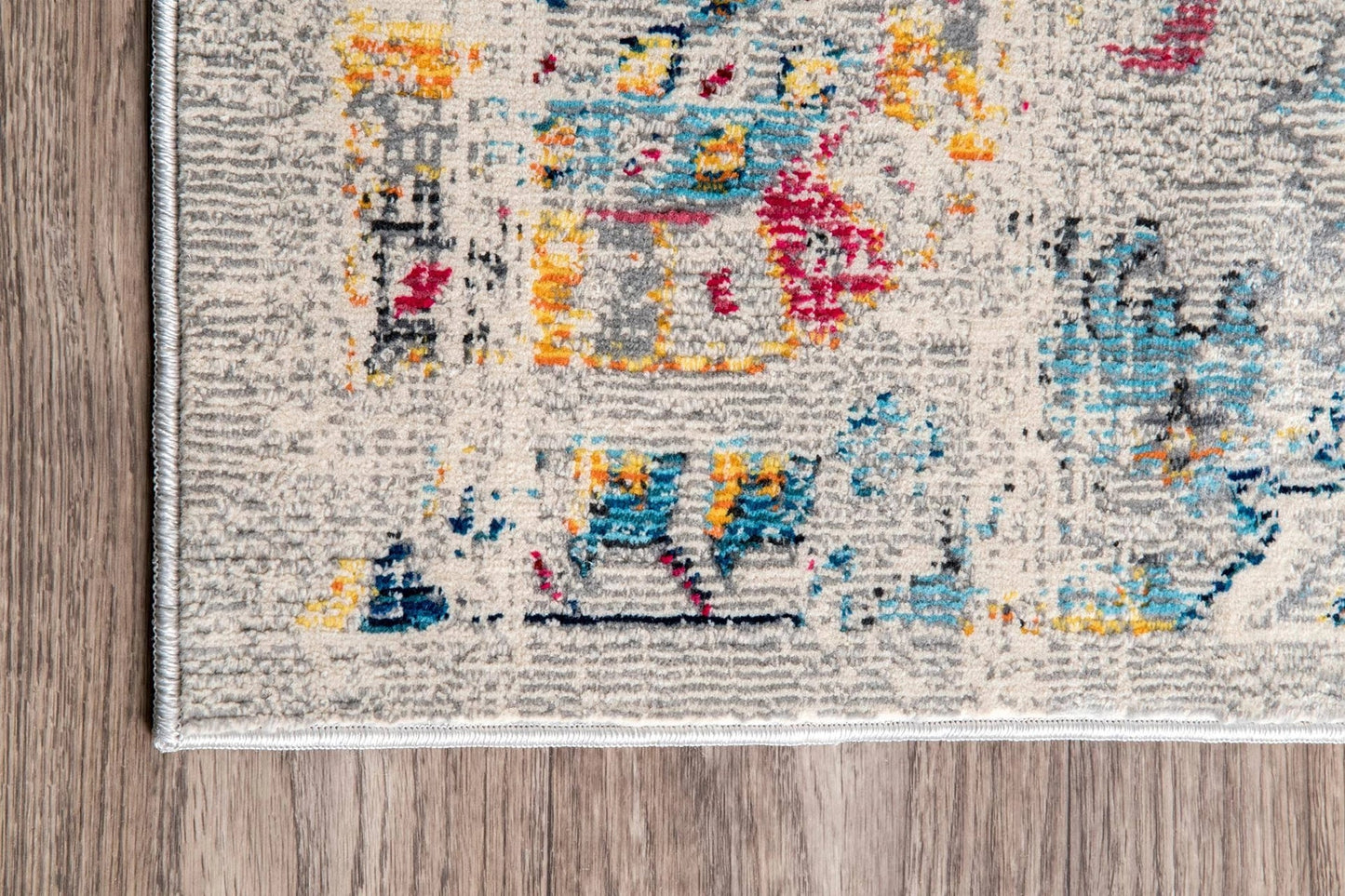 Килим с класически флорални мотиви с многоцветни акценти