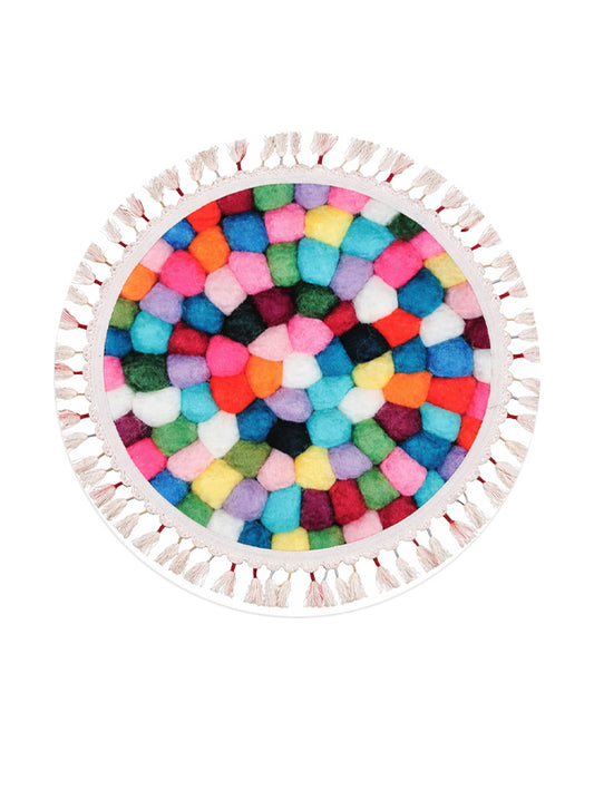 Килим в кръгла форма с цветен дизайн