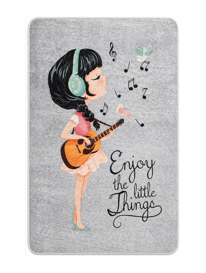 Детски килим с момиче и китара Enjoy the Little Things – сив килим за детска стая