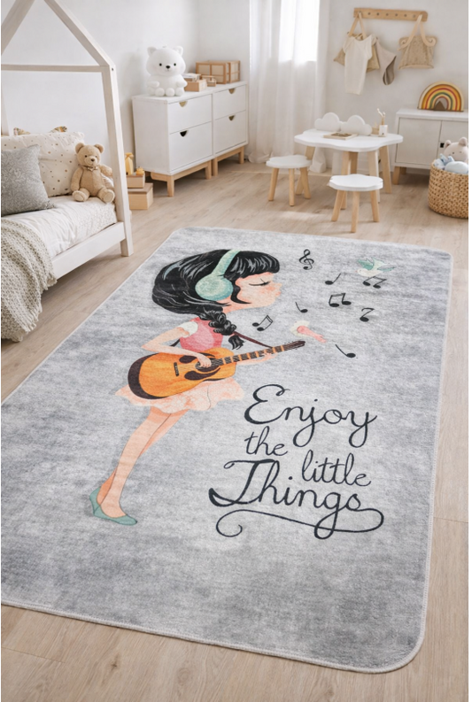 Детски килим с момиче и китара Enjoy the Little Things – сив килим за детска стая