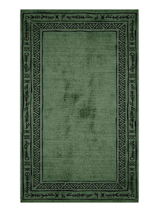 Килим в зелено и черно с етно бордюр